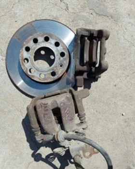 предни и задни спирачни апарати и дискове за VW Caddy 08г., снимка 4