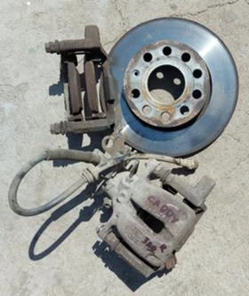 предни и задни спирачни апарати и дискове за VW Caddy 08г., снимка 3