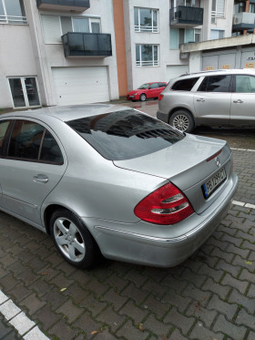Mercedes-Benz E 220, снимка 2 - Автомобили и джипове - 45707631