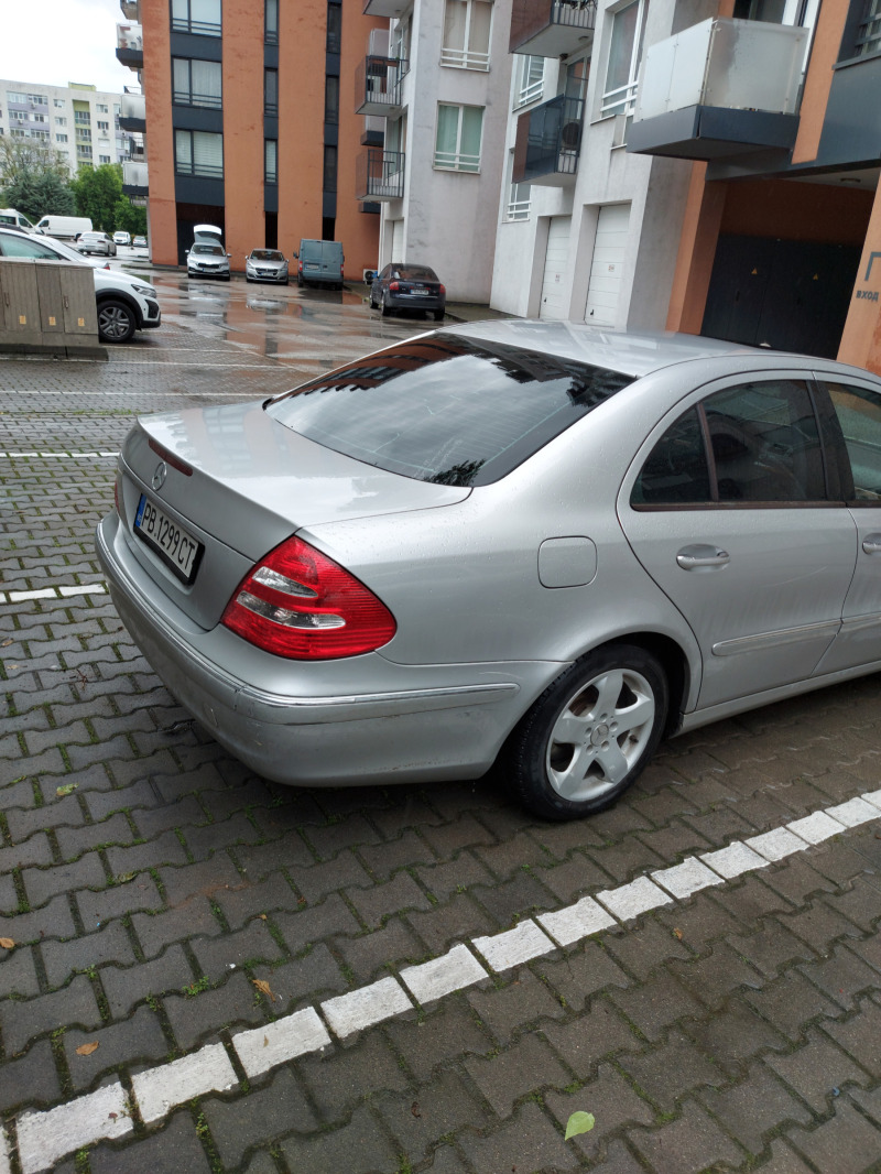 Mercedes-Benz E 220, снимка 4 - Автомобили и джипове - 45707631
