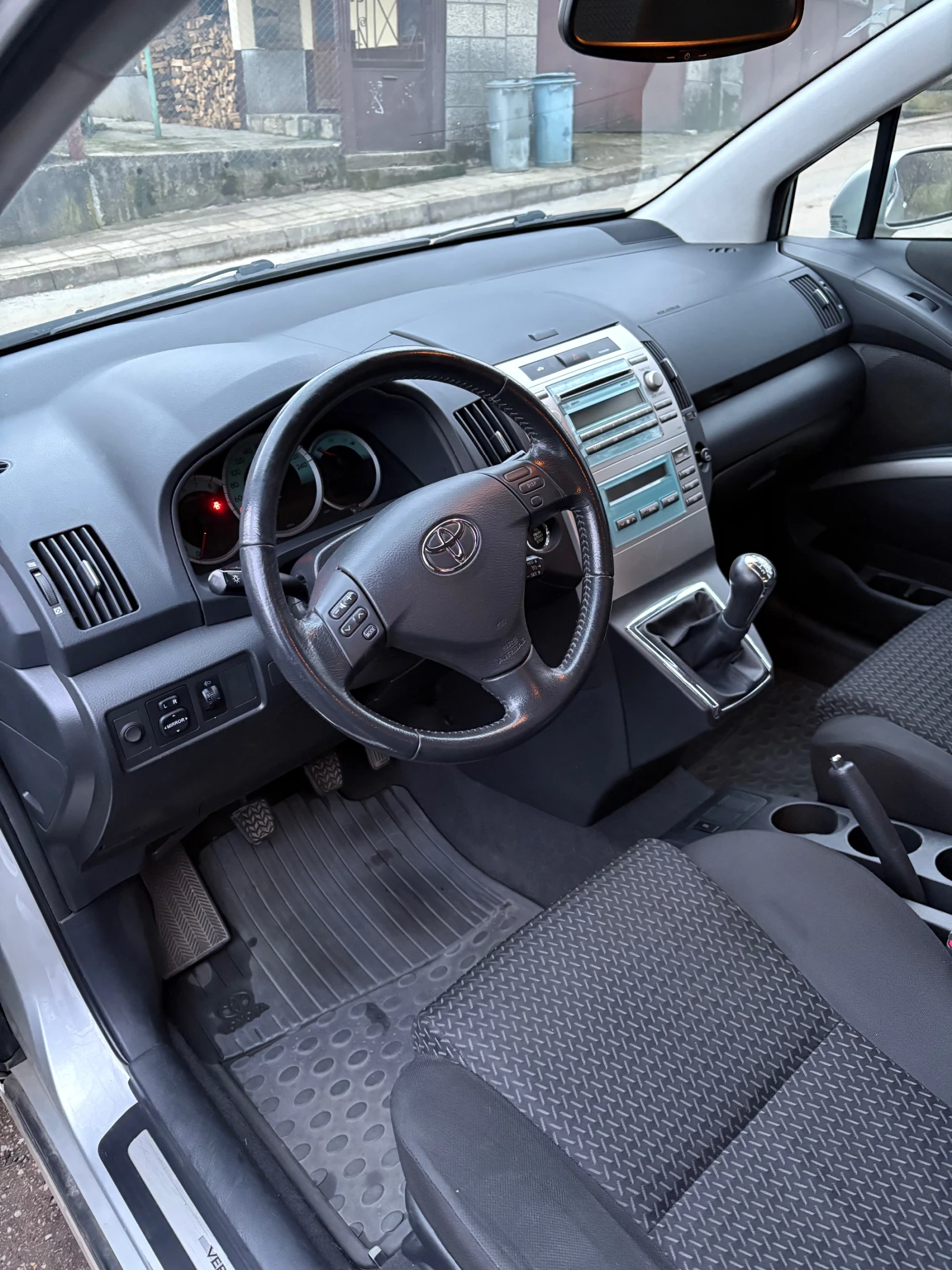 Toyota Corolla verso 1.6 facelift , снимка 8 - Автомобили и джипове - 53978429