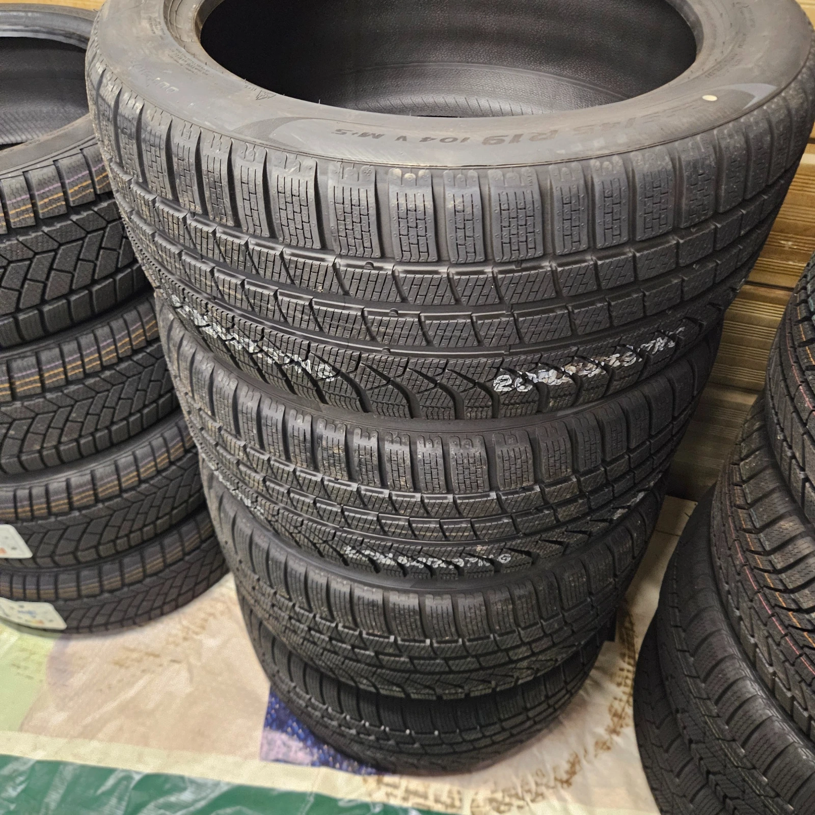 Гуми Зимни 255/45R19, снимка 17 - Гуми и джанти - 54114304