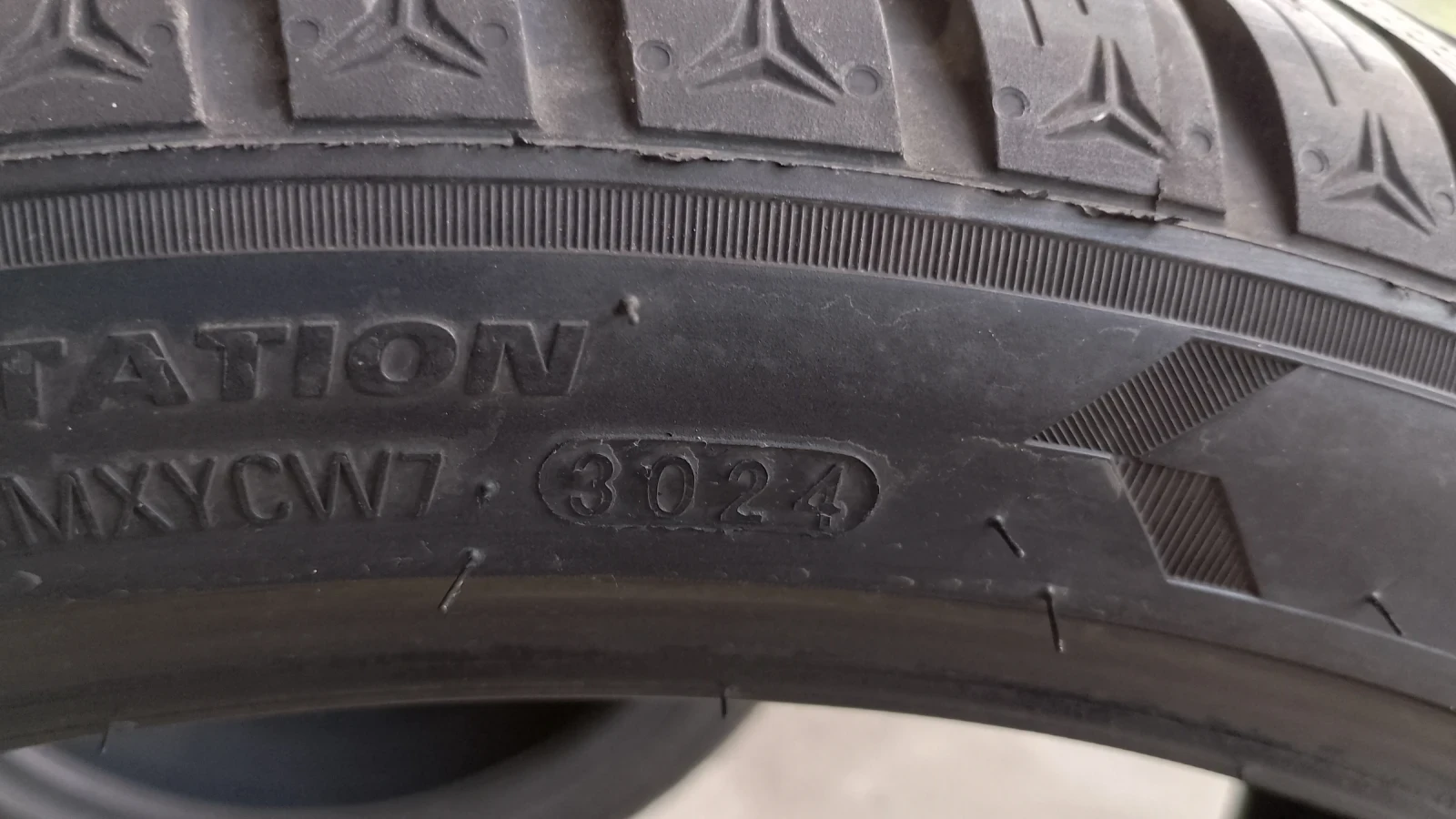 Гуми Зимни 225/40R18, снимка 4 - Гуми и джанти - 56230192