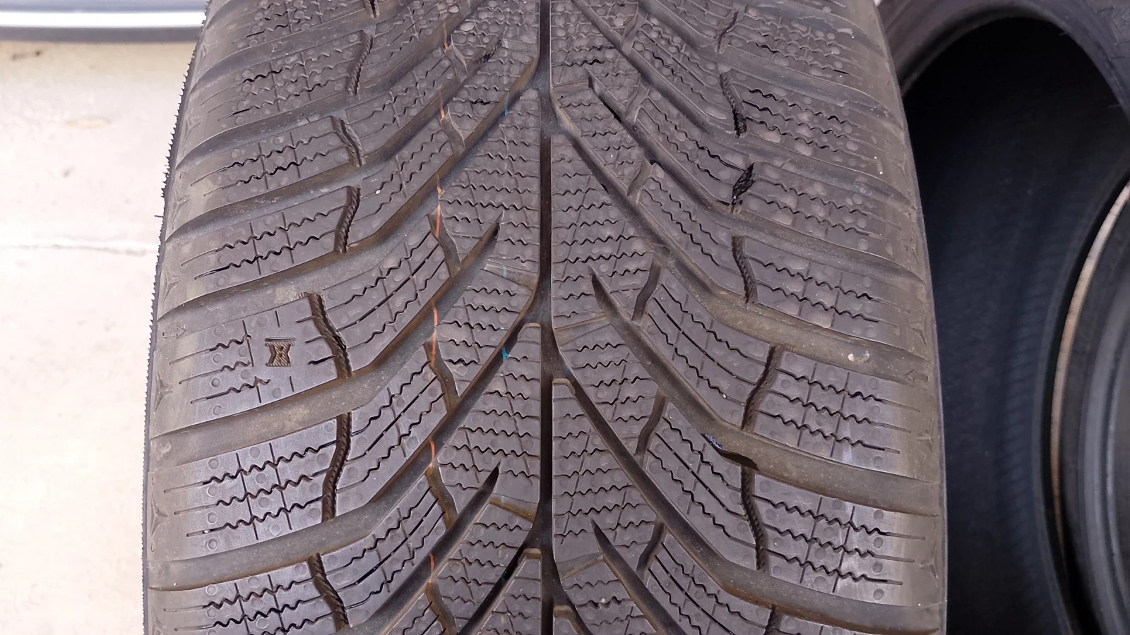 Гуми Зимни 225/40R18, снимка 6 - Гуми и джанти - 56230192