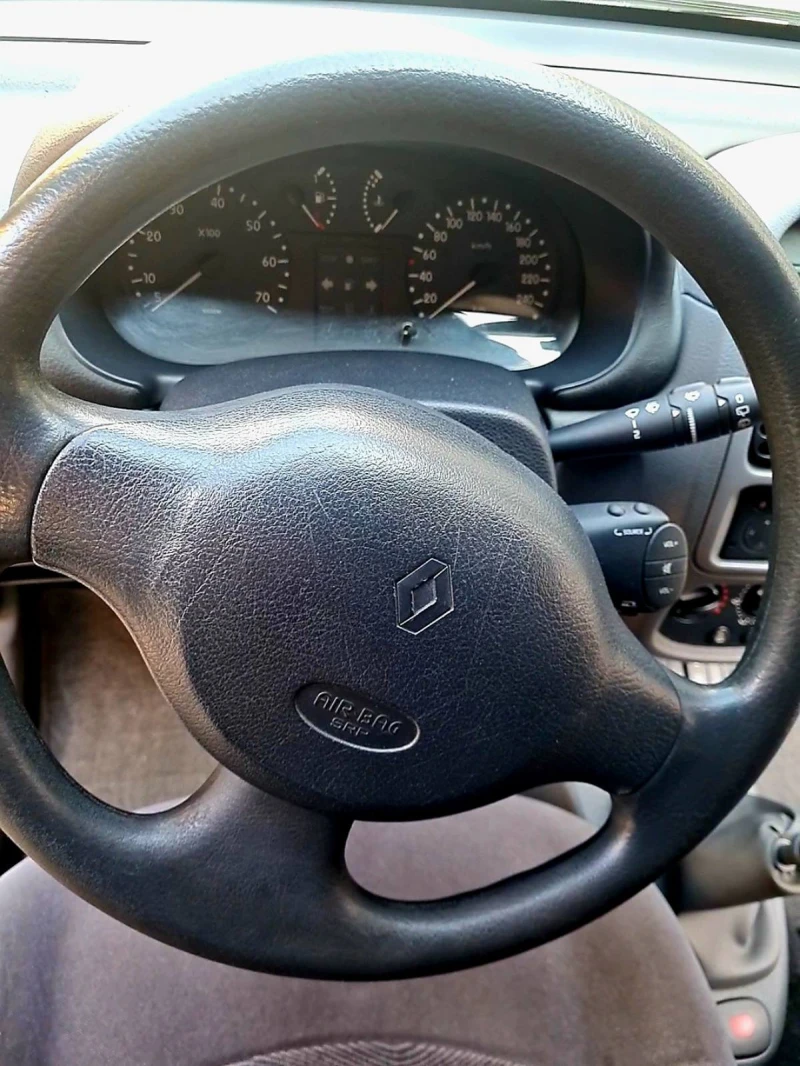 Renault Clio, снимка 6 - Автомобили и джипове - 47717642