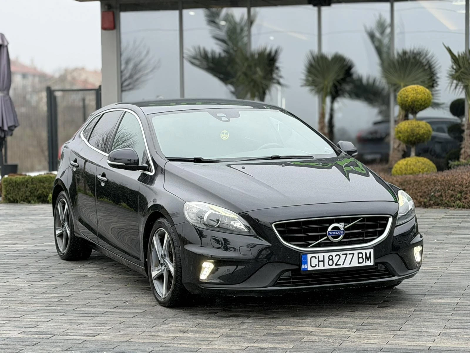 Volvo V40 D2 R-Design/ParkAssist/Pano/Camera/Bixenon, снимка 2 - Автомобили и джипове - 54115324