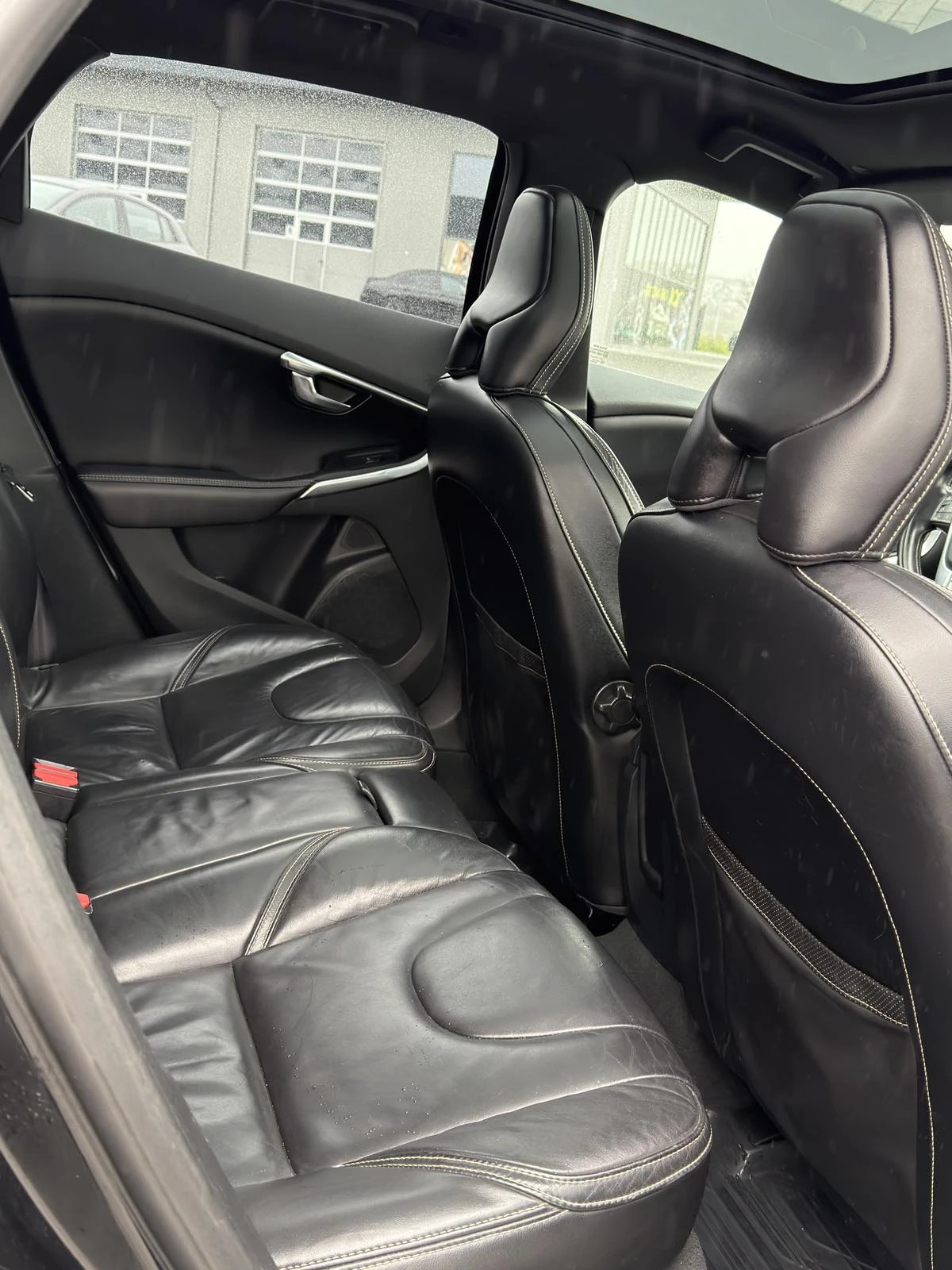 Volvo V40 D2 R-Design/ParkAssist/Pano/Camera/Bixenon, снимка 11 - Автомобили и джипове - 54115324