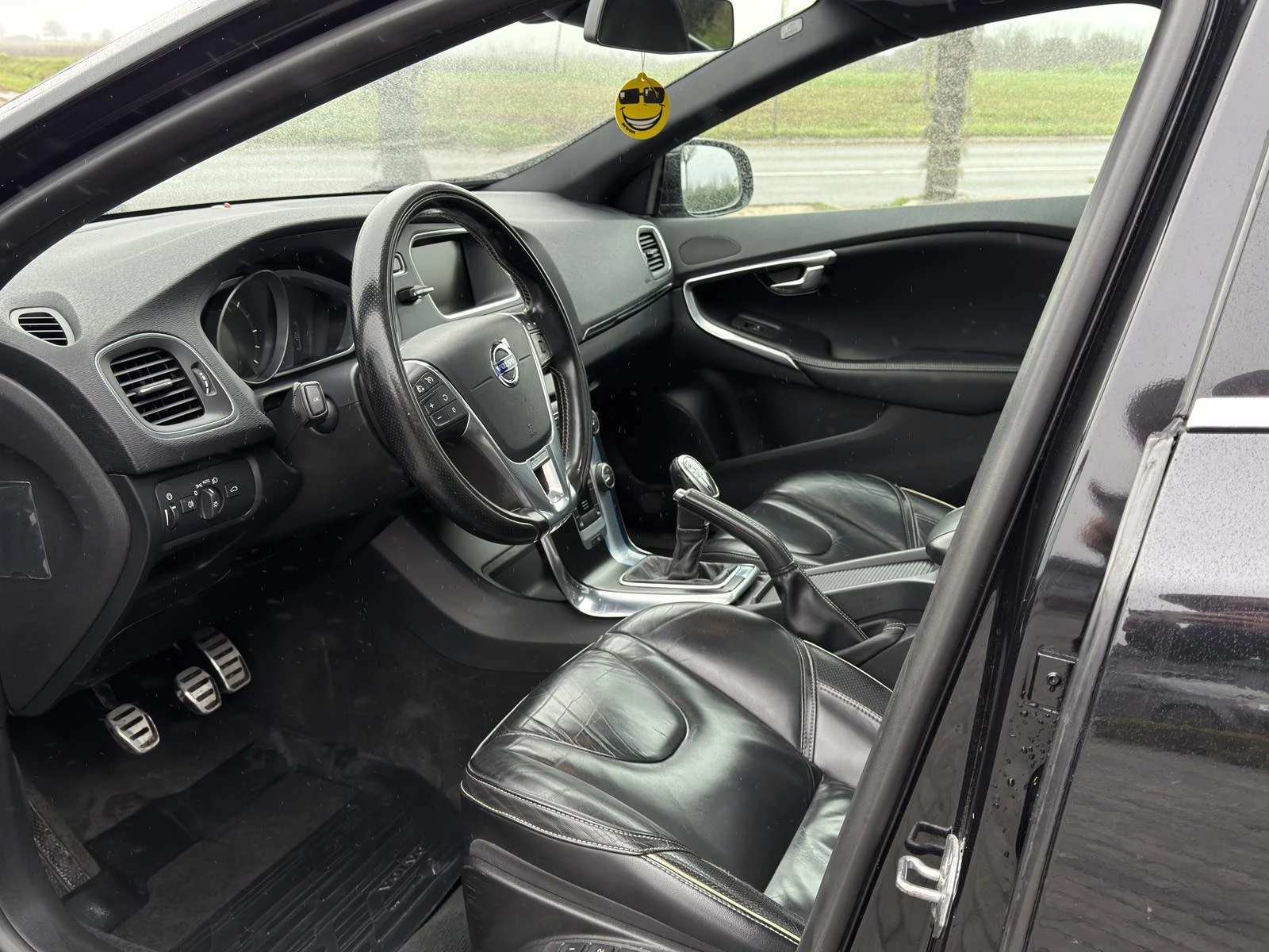 Volvo V40 D2 R-Design/ParkAssist/Pano/Camera/Bixenon, снимка 5 - Автомобили и джипове - 54115324