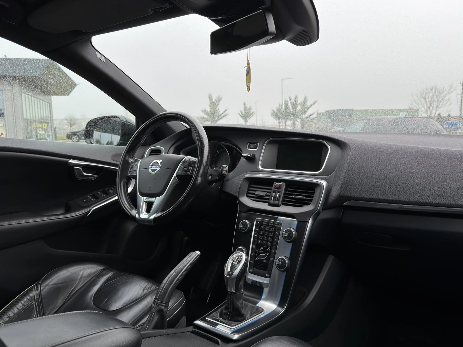 Volvo V40 D2 R-Design/ParkAssist/Pano/Camera/Bixenon, снимка 6 - Автомобили и джипове - 54115324