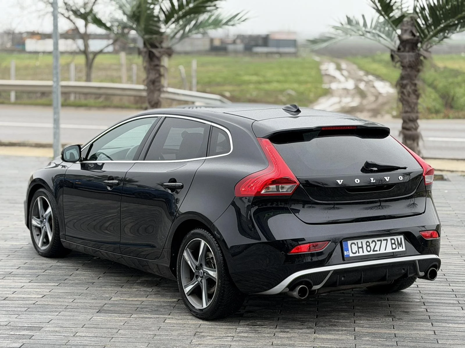 Volvo V40 D2 R-Design/ParkAssist/Pano/Camera/Bixenon, снимка 4 - Автомобили и джипове - 54115324