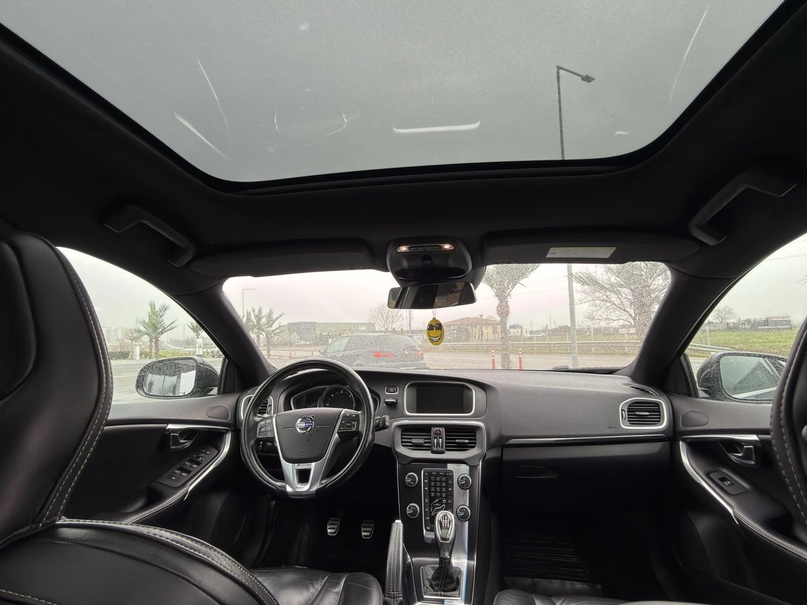 Volvo V40 D2 R-Design/ParkAssist/Pano/Camera/Bixenon, снимка 7 - Автомобили и джипове - 54115324