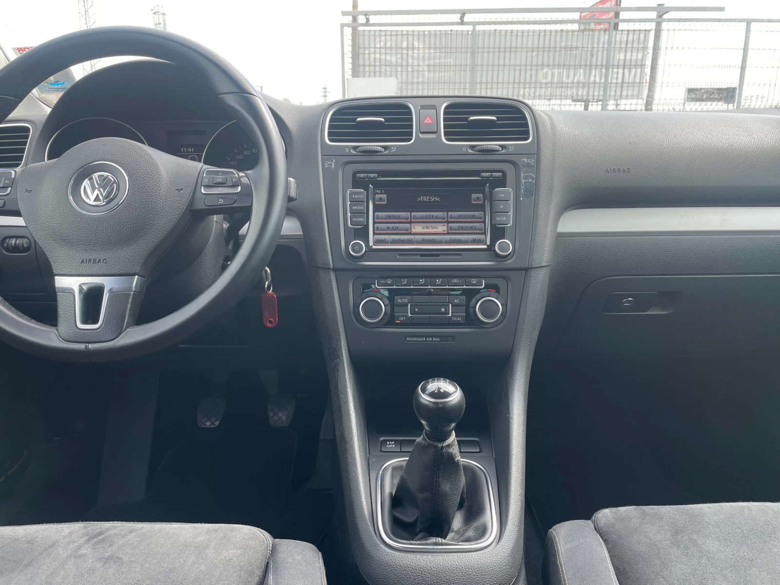 VW Golf 1.6 TDi, снимка 9 - Автомобили и джипове - 54201748
