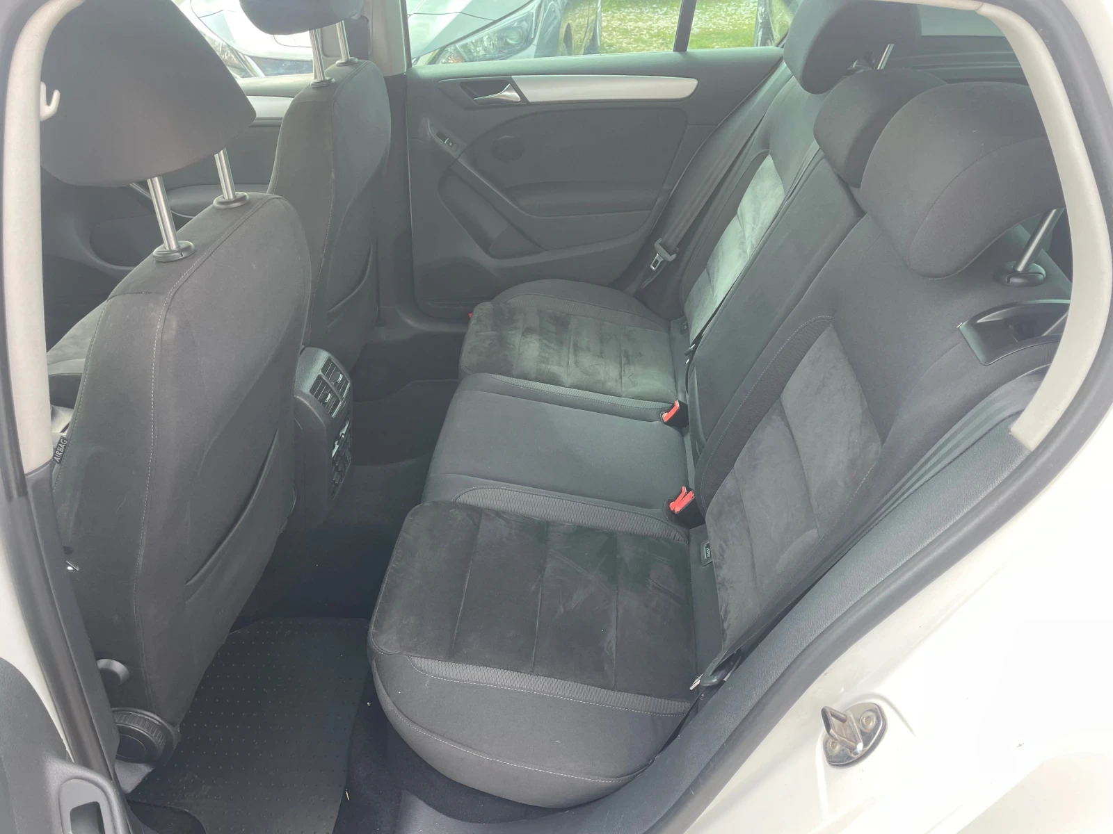 VW Golf 1.6 TDi, снимка 10 - Автомобили и джипове - 54201748