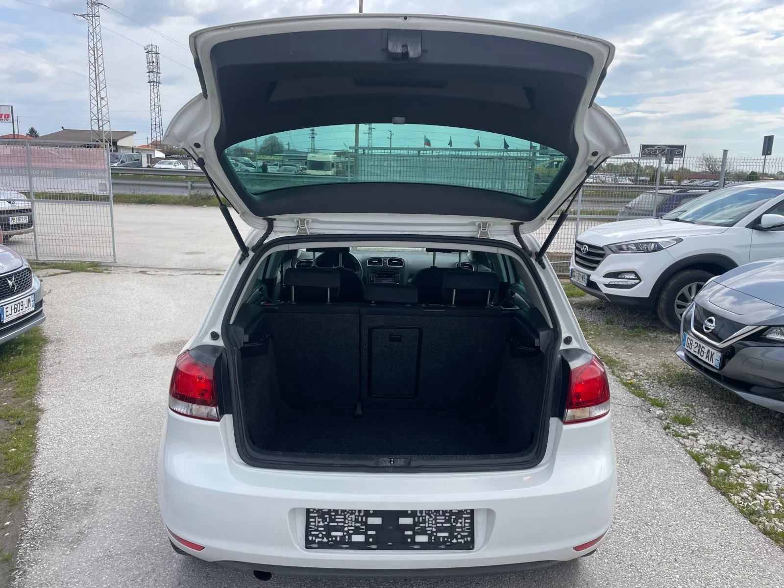 VW Golf 1.6 TDi, снимка 11 - Автомобили и джипове - 54201748