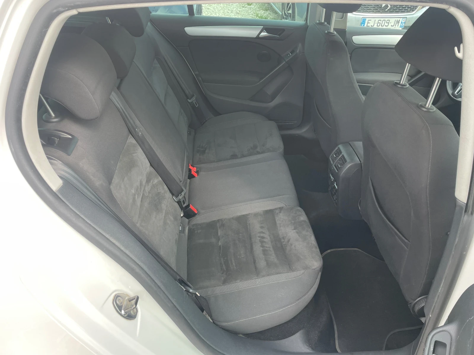 VW Golf 1.6 TDi, снимка 12 - Автомобили и джипове - 54201748