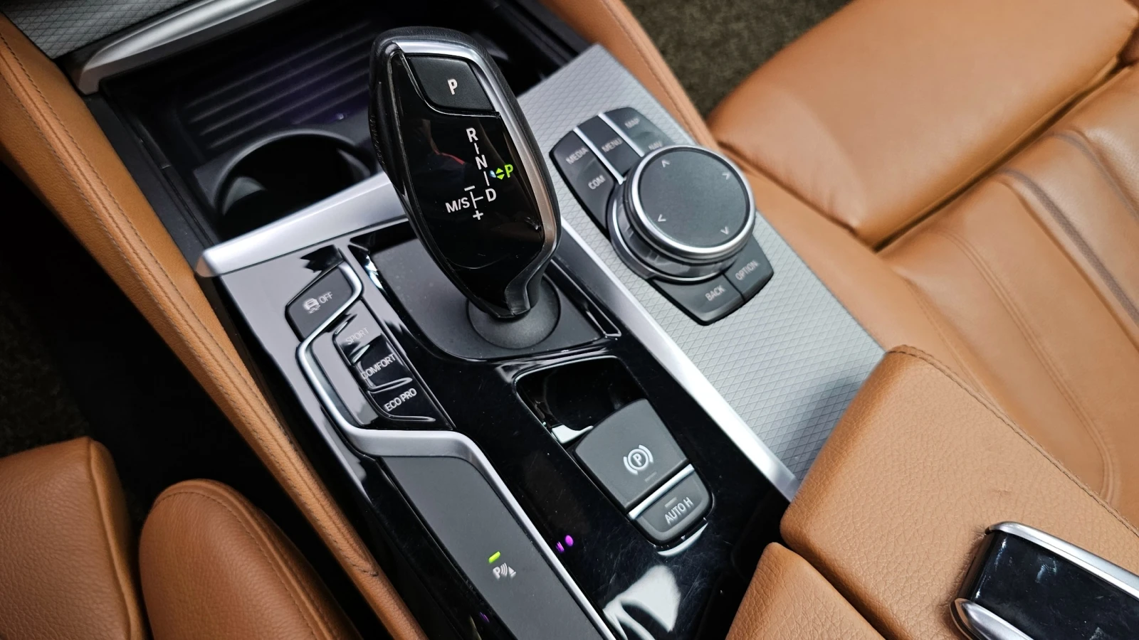 BMW 520 * M Sport* Digital Key* Keyless* Navi, снимка 12 - Автомобили и джипове - 54586626