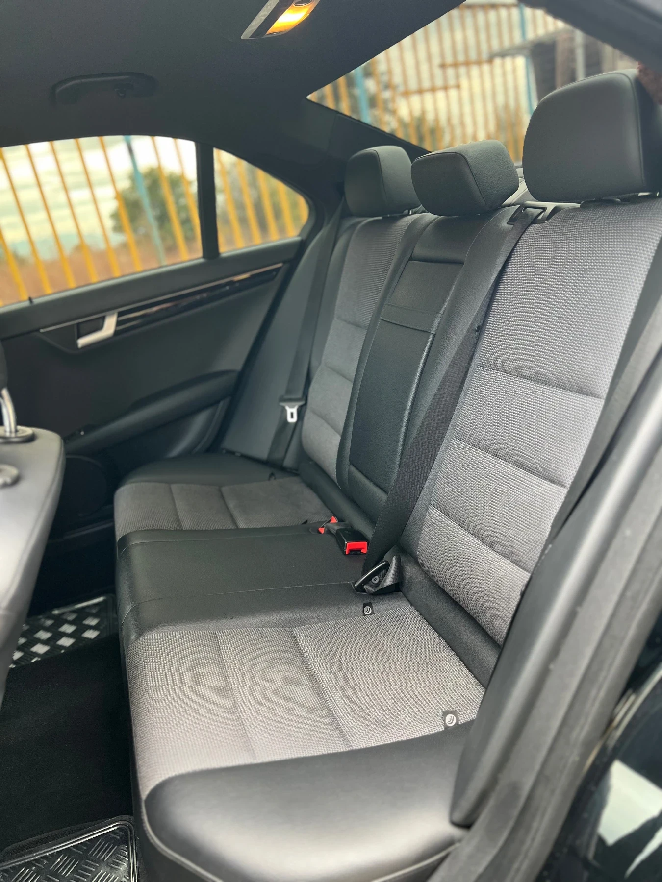 Mercedes-Benz C 180, снимка 4 - Автомобили и джипове - 56563408