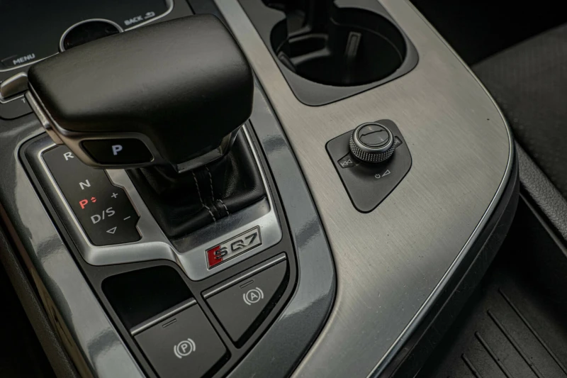 Audi SQ7 4.0TDI/Камера/Подгрев/Air Suspension-Sport/Memory, снимка 11 - Автомобили и джипове - 51197833