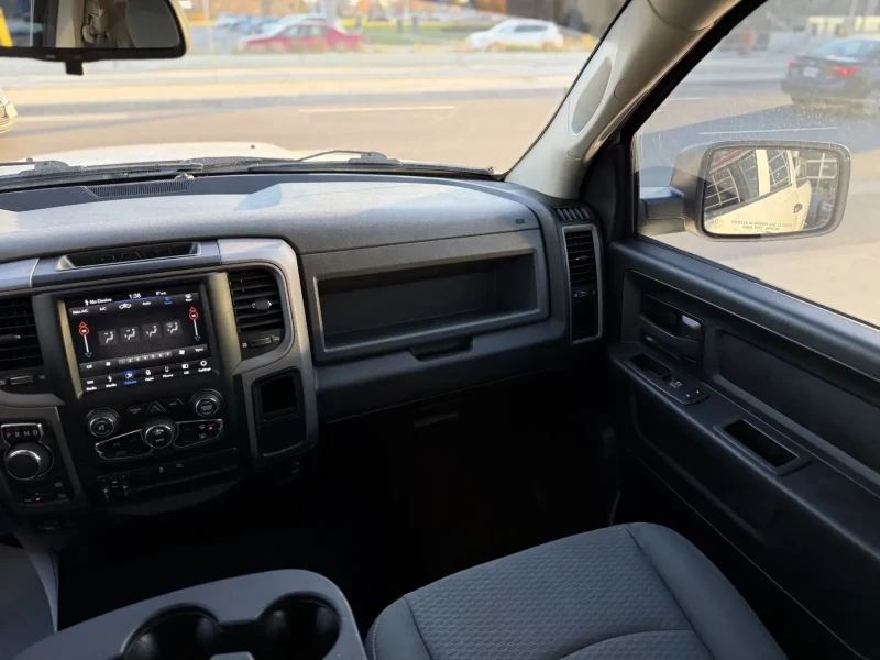 Dodge RAM 1500 Classic* Tradesman* Back up camera* CARFAX, снимка 9 - Автомобили и джипове - 52553935