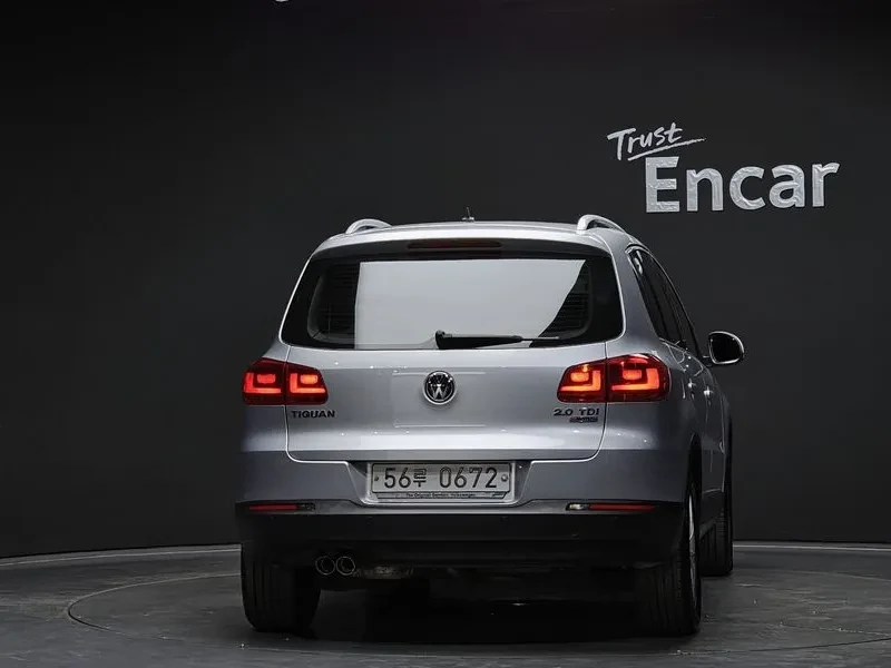 VW Tiguan 2.0 TDI, снимка 4 - Автомобили и джипове - 54302768