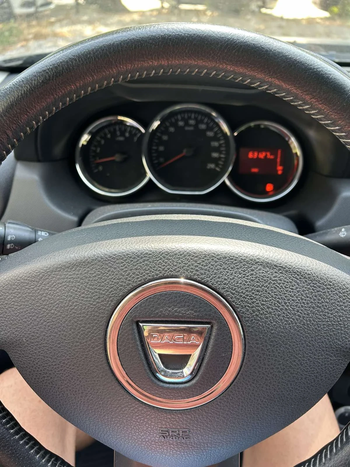 Dacia Duster 1.6I 4x4 - изображение 8