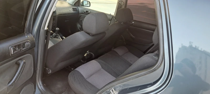 VW Golf 1.6SR, снимка 11 - Автомобили и джипове - 49444516