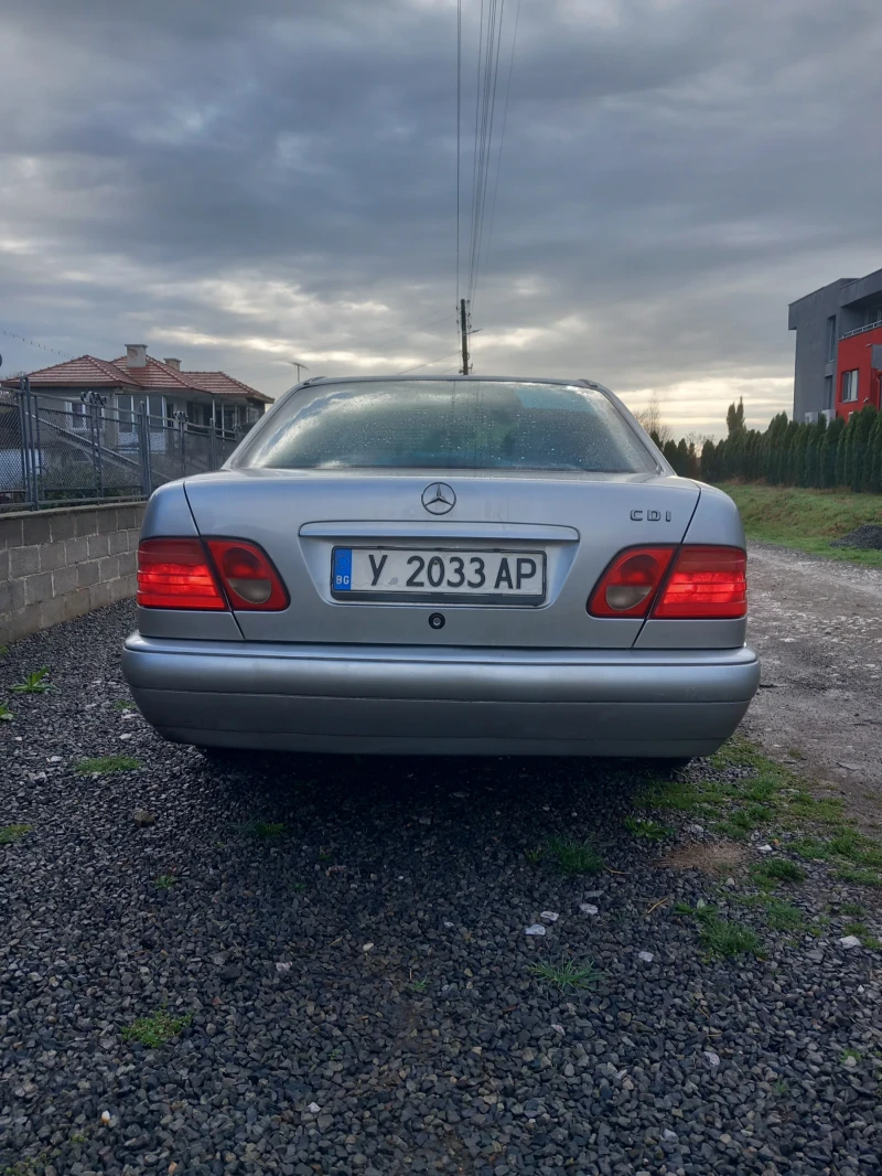 Mercedes-Benz E 220, снимка 4 - Автомобили и джипове - 49549508