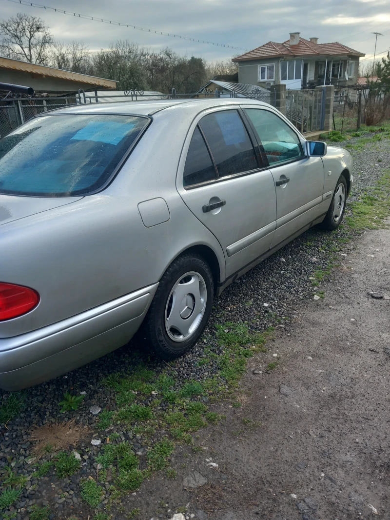 Mercedes-Benz E 220, снимка 3 - Автомобили и джипове - 49549508