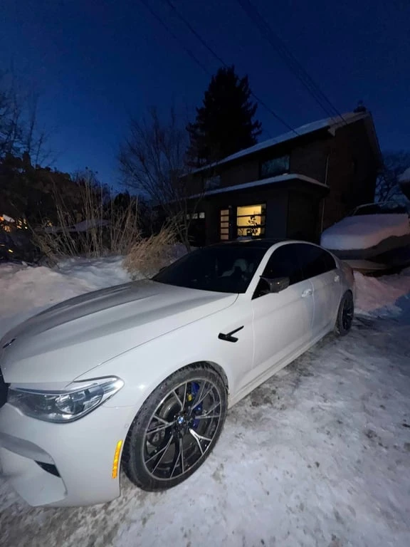 BMW M5 * Competition * CARFAX* ТЕЛЕВИЗОРИ* ДИСТРОНИК* 360, снимка 2 - Автомобили и джипове - 53308423