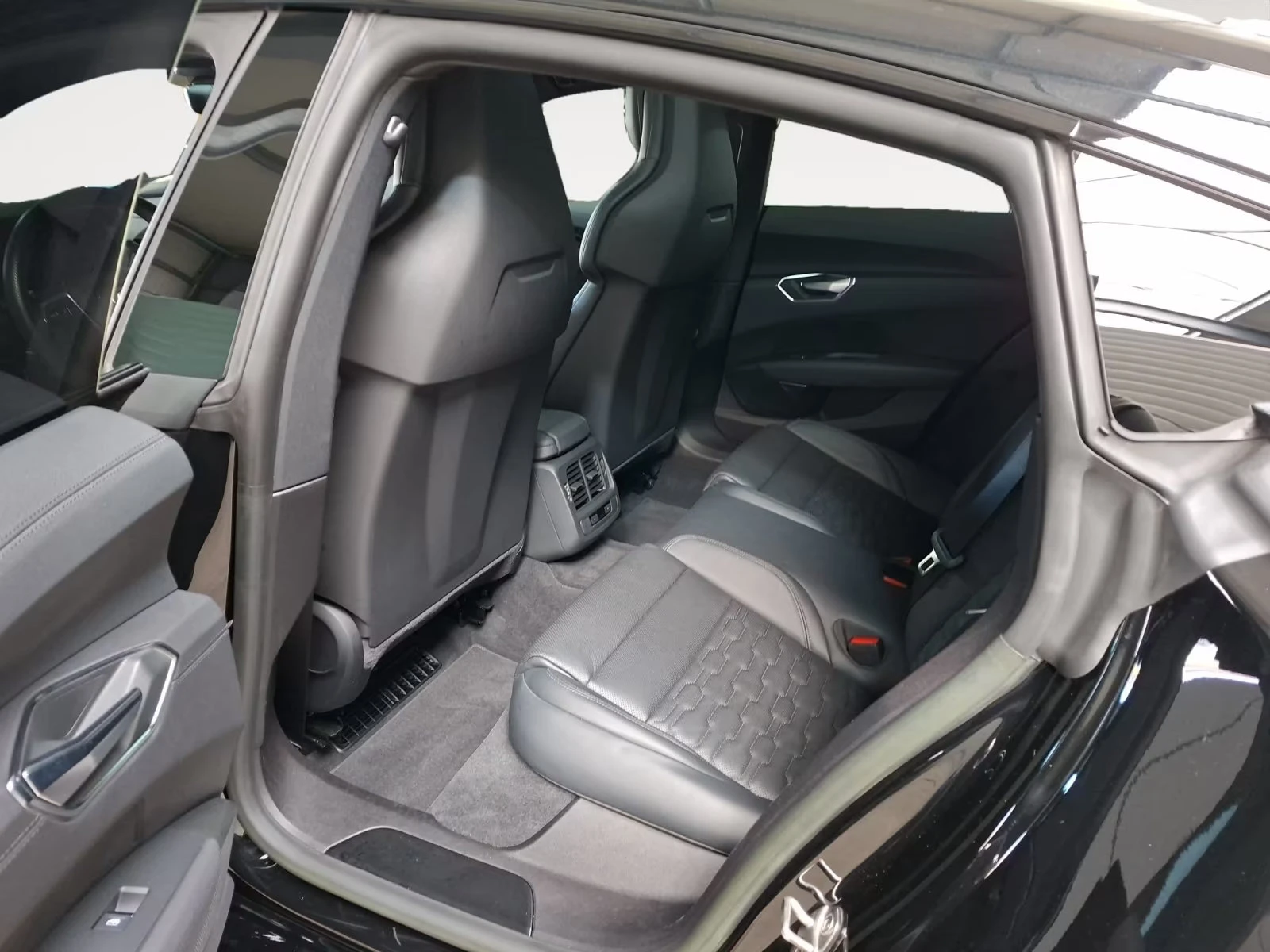 Audi E-Tron GT QUATTRO/476HP/360/MATRIX/HUD/PANO/ACC/294z, снимка 12 - Автомобили и джипове - 54147834