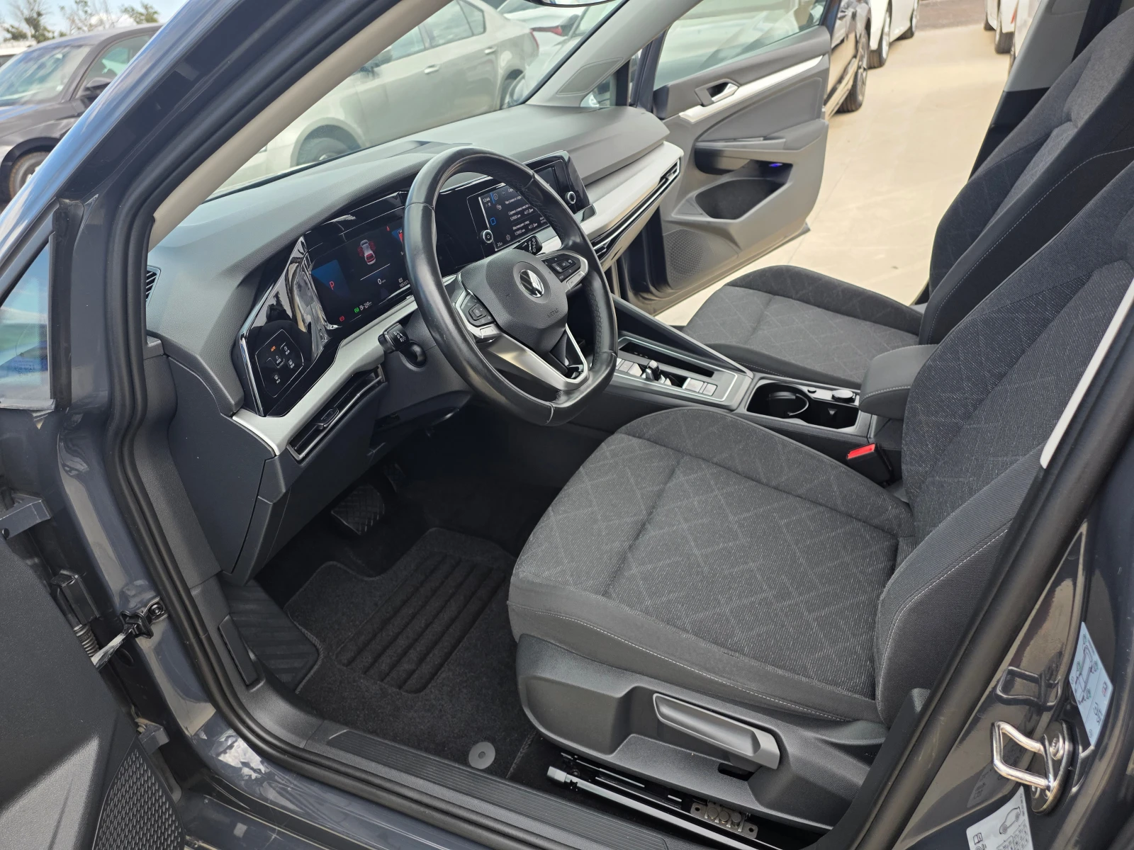VW Golf 1.5 E-TSI 150кс А/Т, снимка 13 - Автомобили и джипове - 56179341