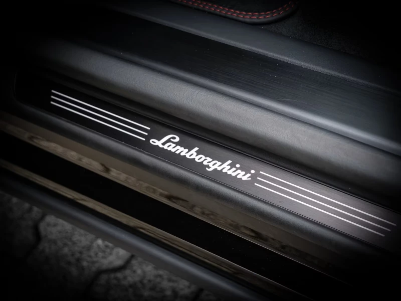 Lamborghini Urus SE Nero Helene/PANO/HUD/, снимка 5 - Автомобили и джипове - 52378173