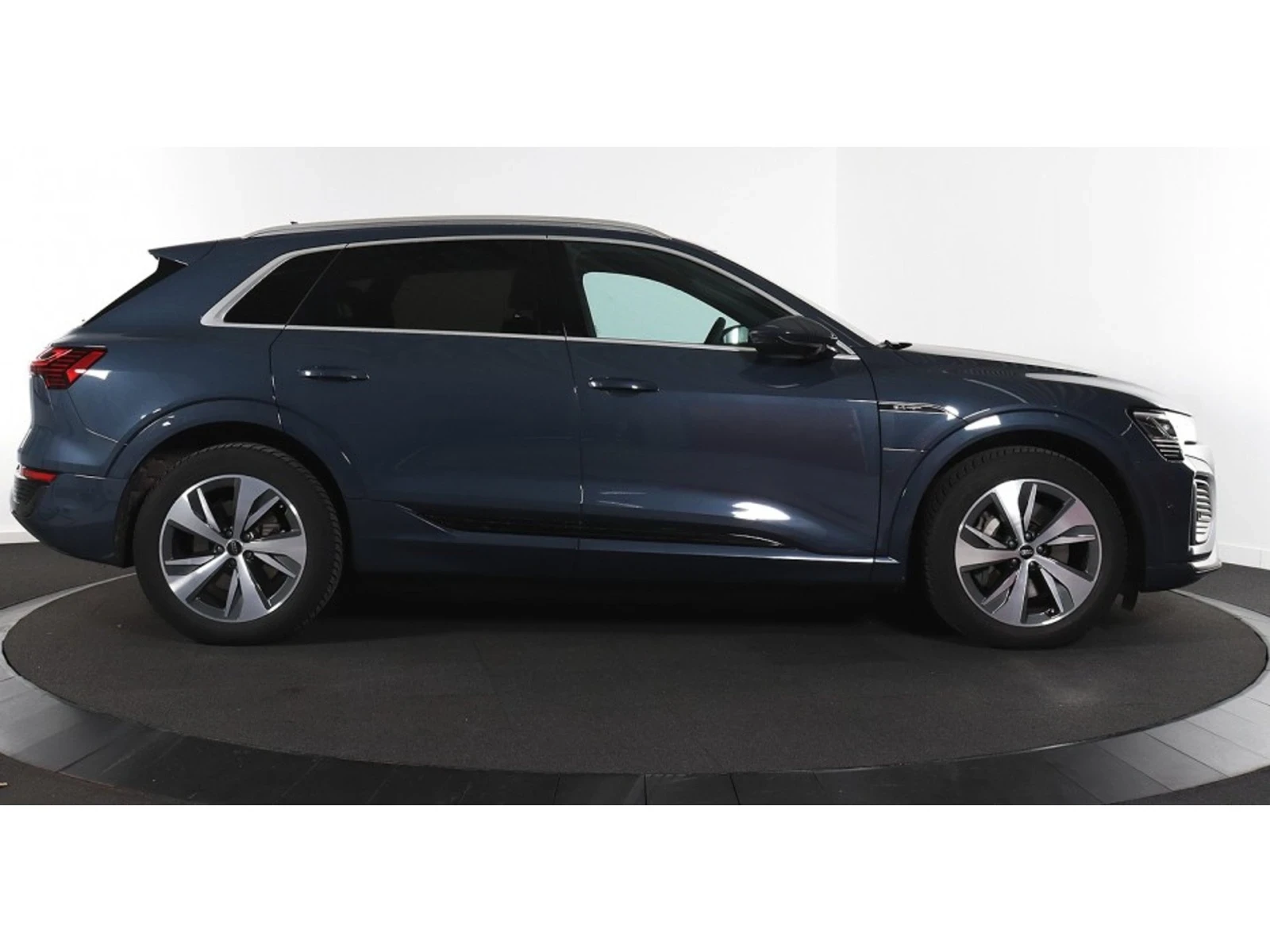 Audi Q8 Quattro S line - изображение 4