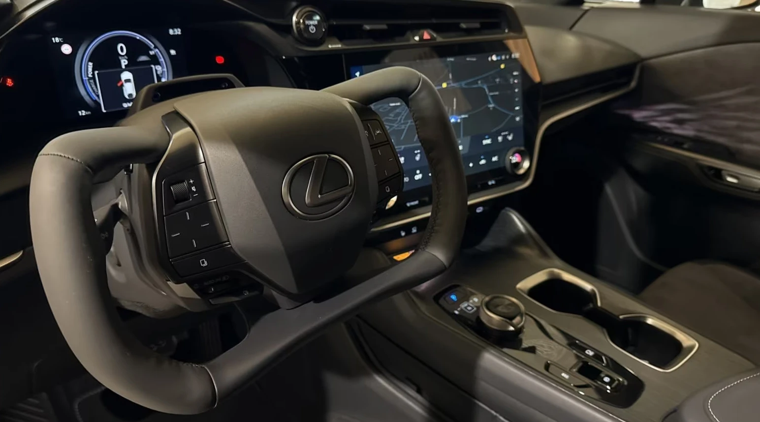 Lexus RZ НОВ!/500e/381HP/LUXURY/STEER-BY-WIRE/PANO/360/920g, снимка 7 - Автомобили и джипове - 53825448