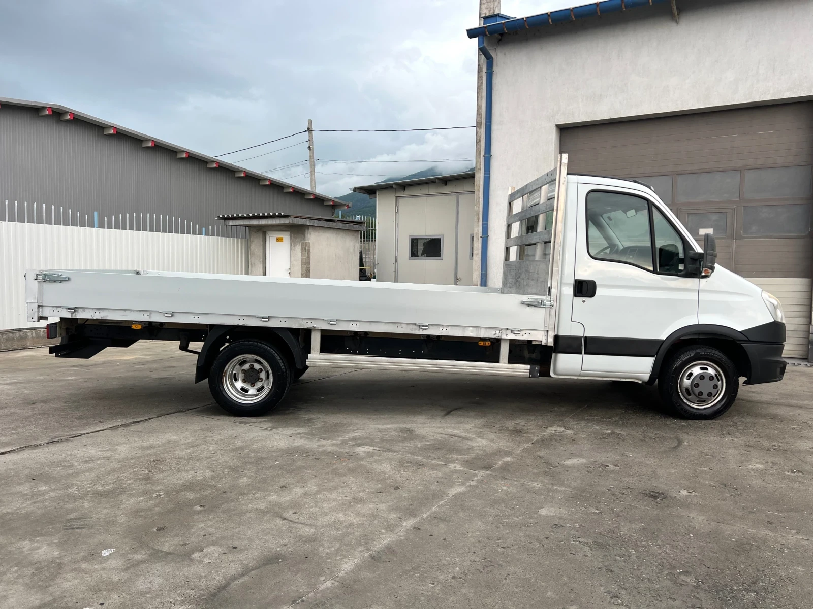 Iveco Daily 35c15 / 4.40м дължина / Двойна гума, Б-категория, снимка 9 - Бусове и автобуси - 54749797