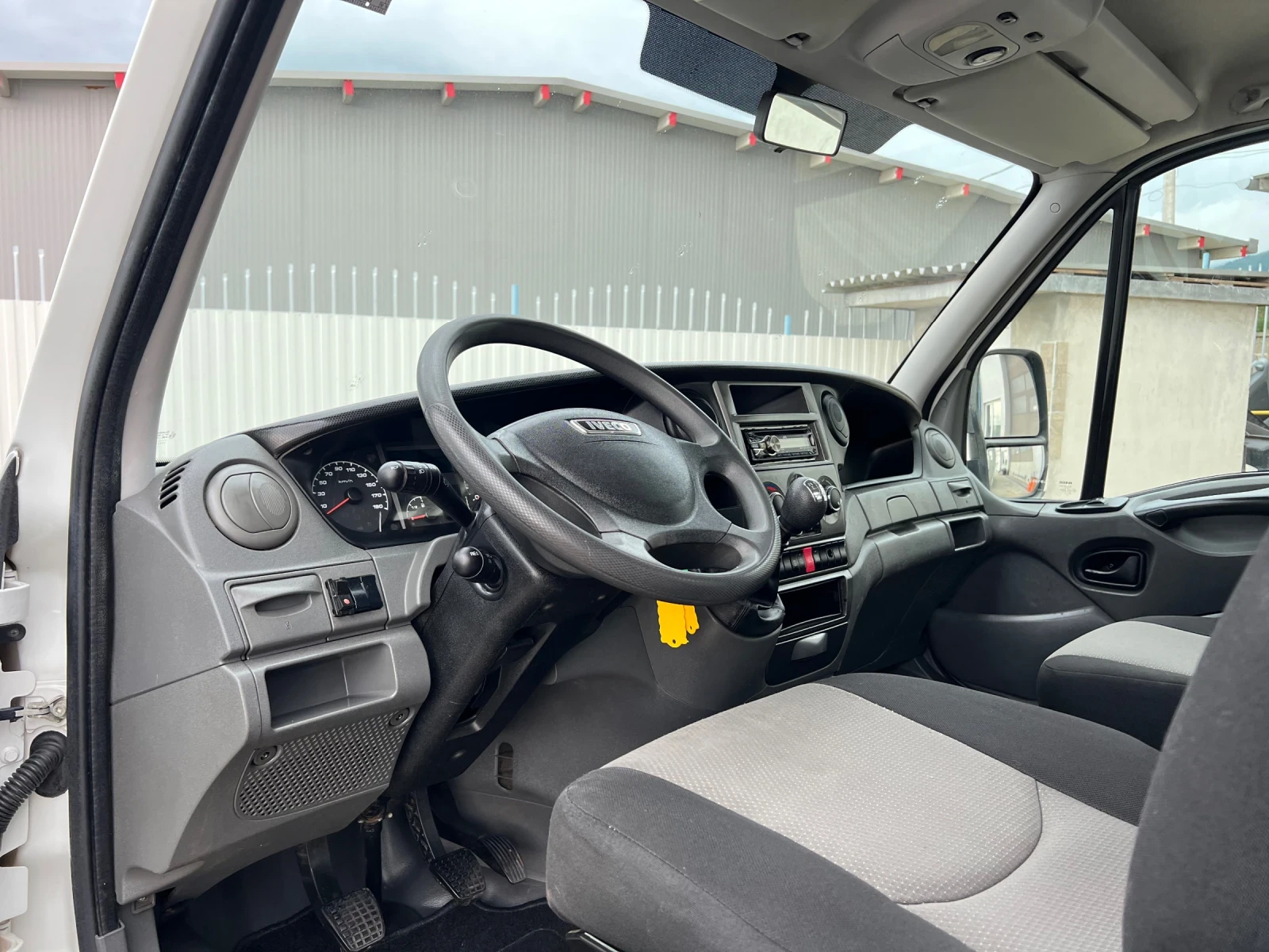 Iveco Daily 35c15 / 4.40м дължина / Двойна гума, Б-категория, снимка 16 - Бусове и автобуси - 54749797