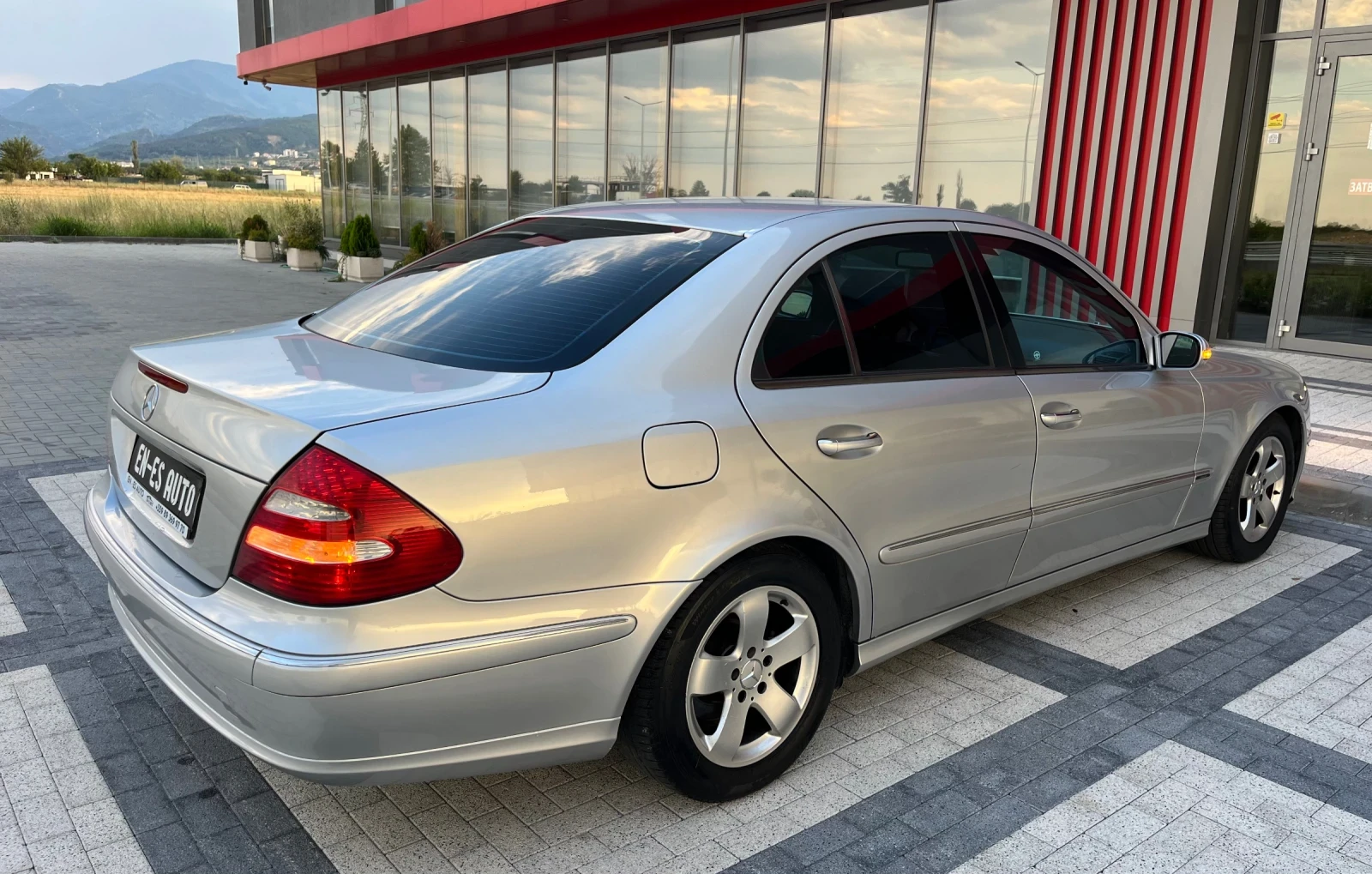 Mercedes-Benz E 220 Avantgarde  - изображение 4