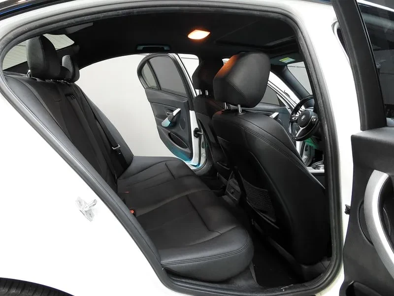 BMW 320 D M Performance Edition, снимка 11 - Автомобили и джипове - 56161784