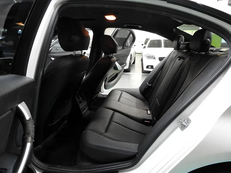 BMW 320 D M Performance Edition, снимка 12 - Автомобили и джипове - 56161784