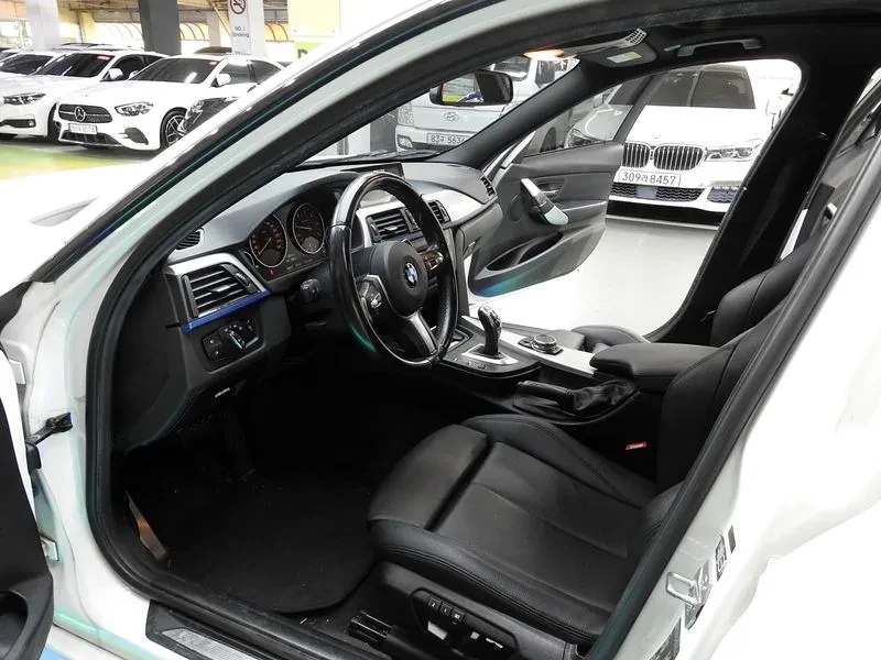 BMW 320 D M Performance Edition, снимка 13 - Автомобили и джипове - 56161784