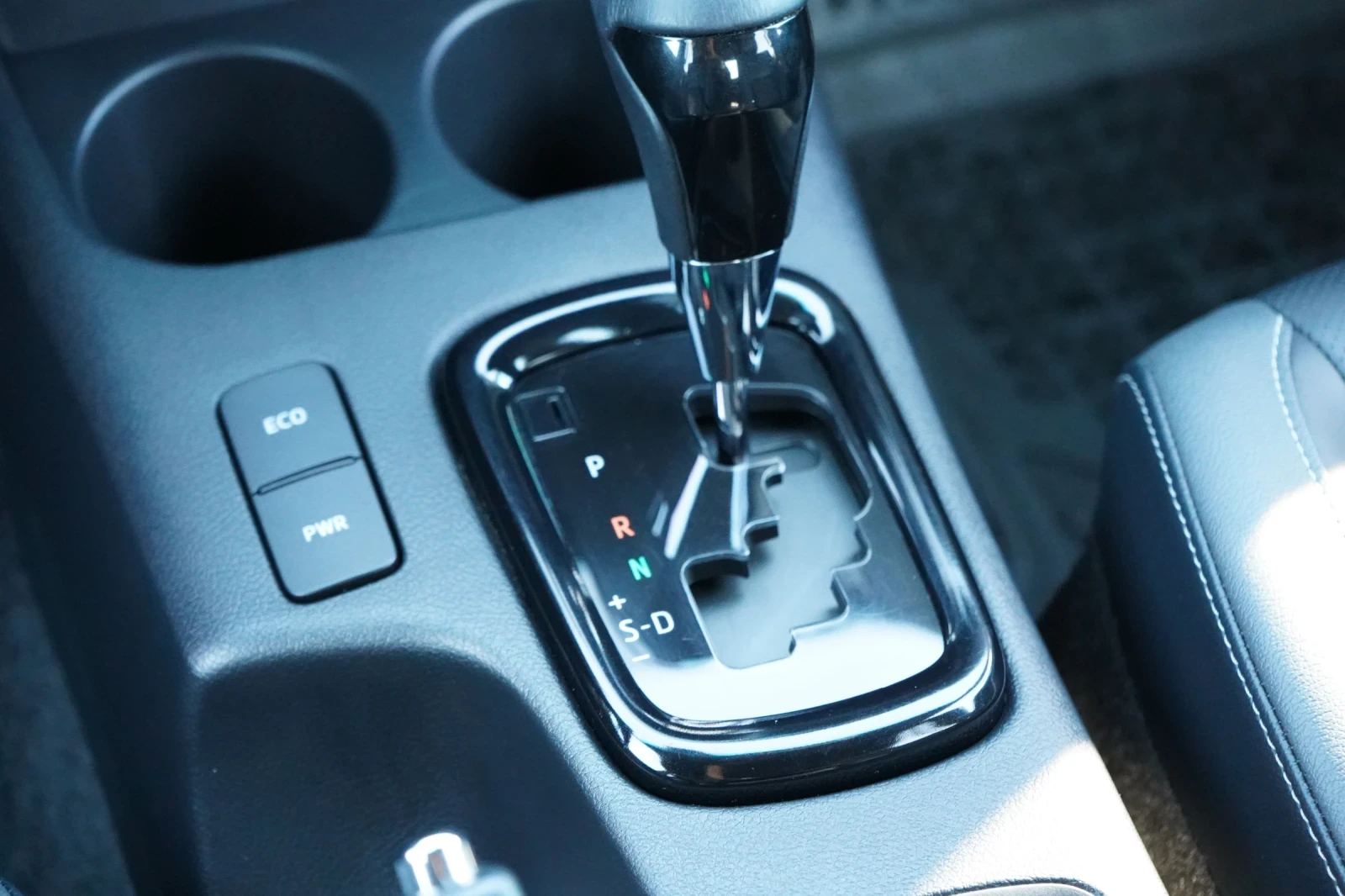Toyota Hilux 2.8d* INVINCIBLE* JBL* KEYLESS* 360CAM* DISTR* ГАР, снимка 11 - Автомобили и джипове - 54597547