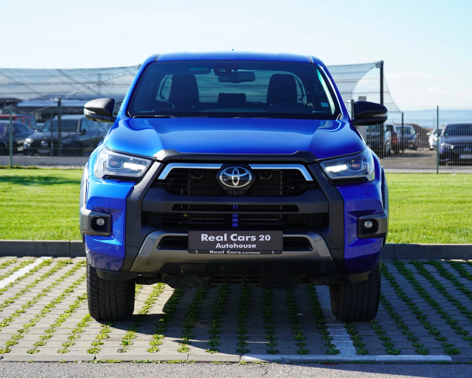 Toyota Hilux 2.8d* INVINCIBLE* JBL* KEYLESS* 360CAM* DISTR* ГАР, снимка 2 - Автомобили и джипове - 54597547