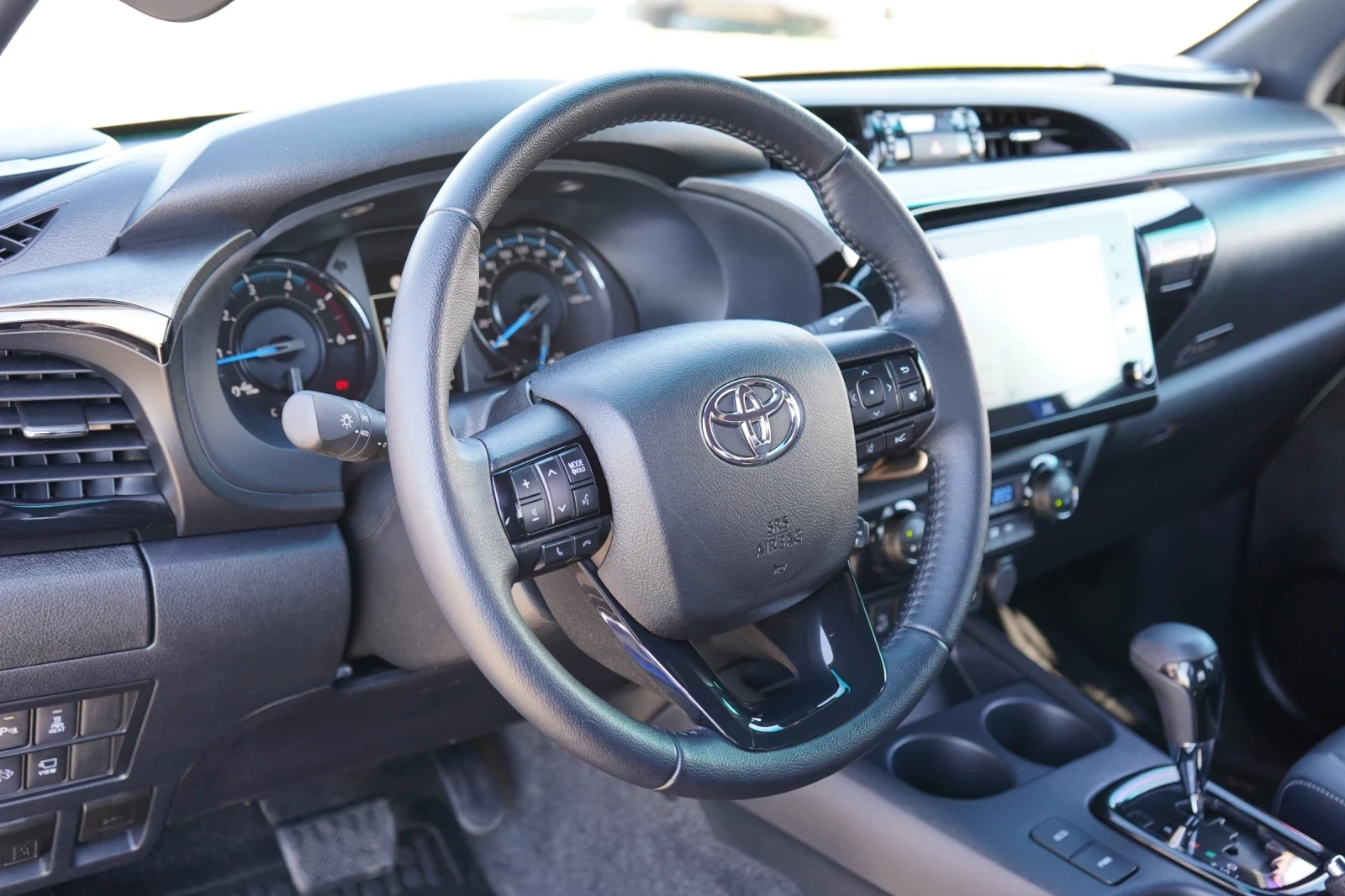 Toyota Hilux 2.8d* INVINCIBLE* JBL* KEYLESS* 360CAM* DISTR* ГАР, снимка 7 - Автомобили и джипове - 54597547