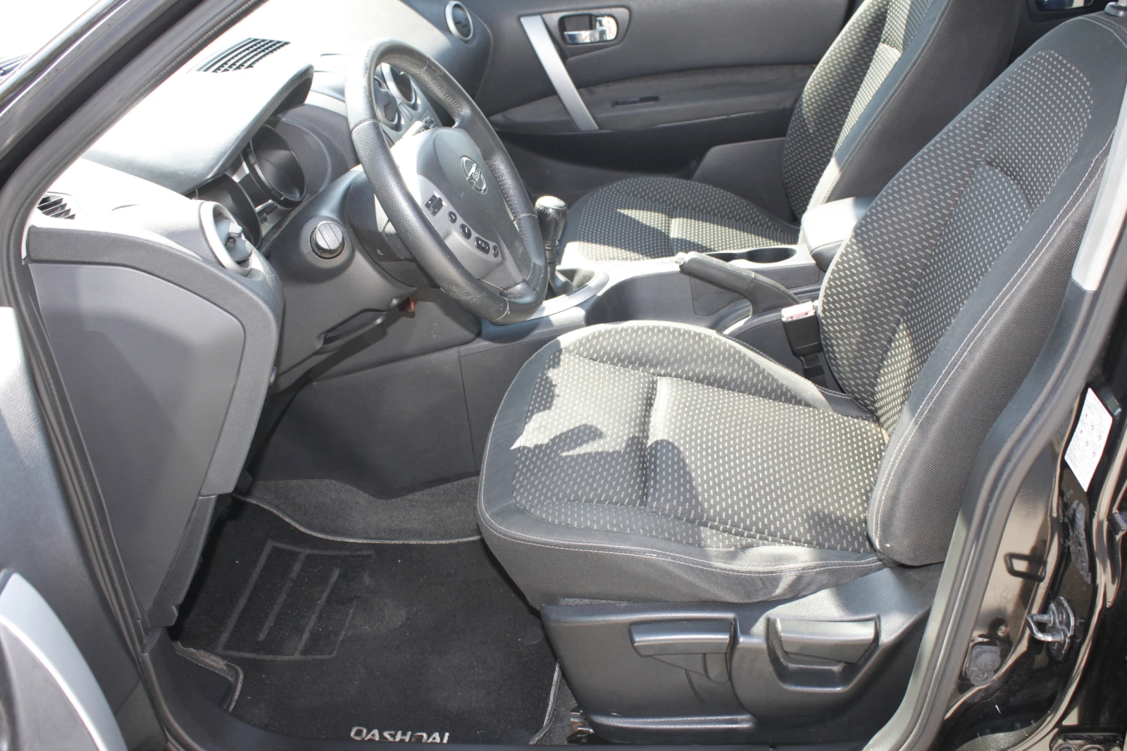 Nissan Qashqai 1.5dCi, снимка 9 - Автомобили и джипове - 56150462