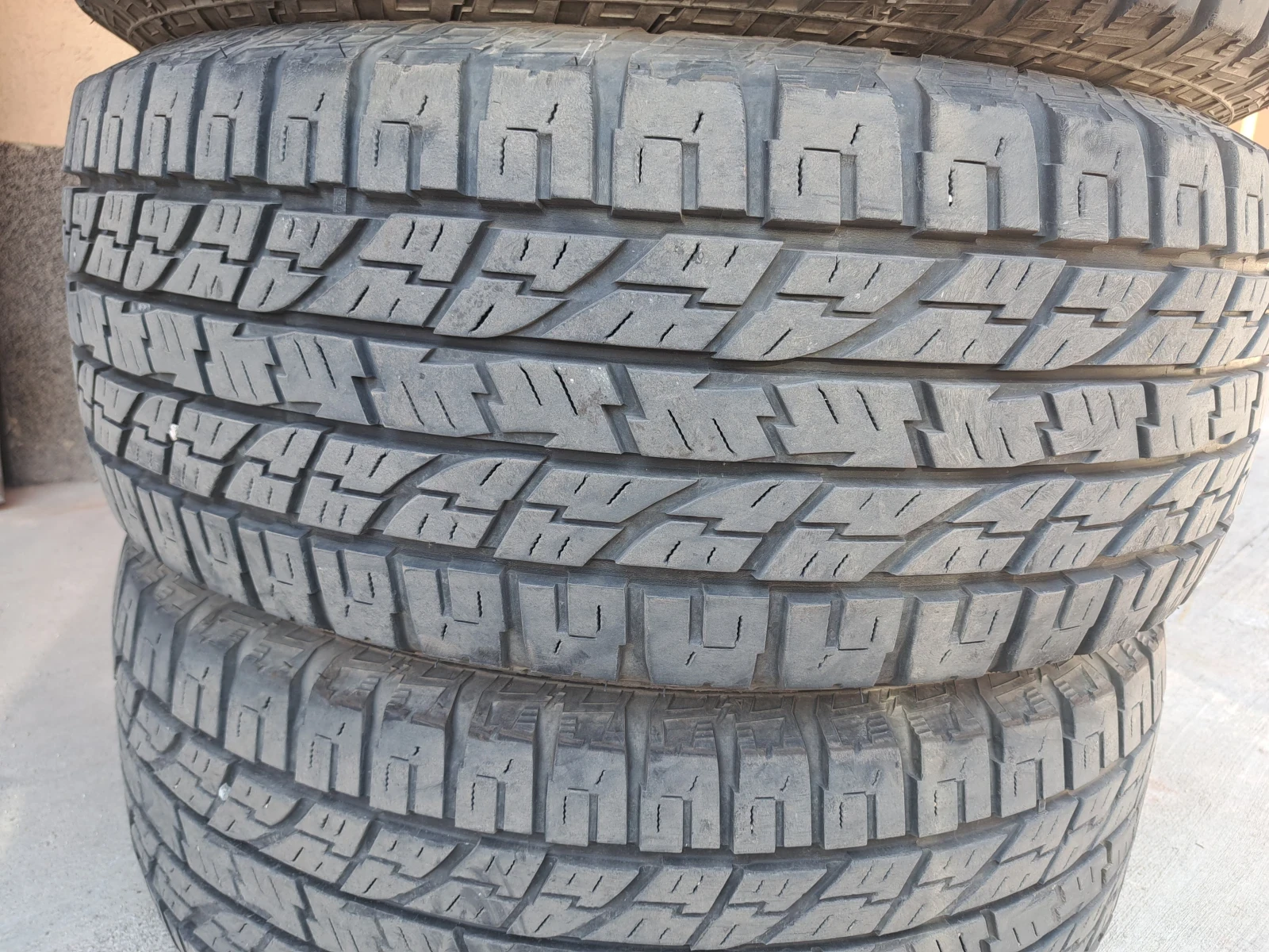 Гуми Всесезонни 325/60R20, снимка 3 - Гуми и джанти - 54885529