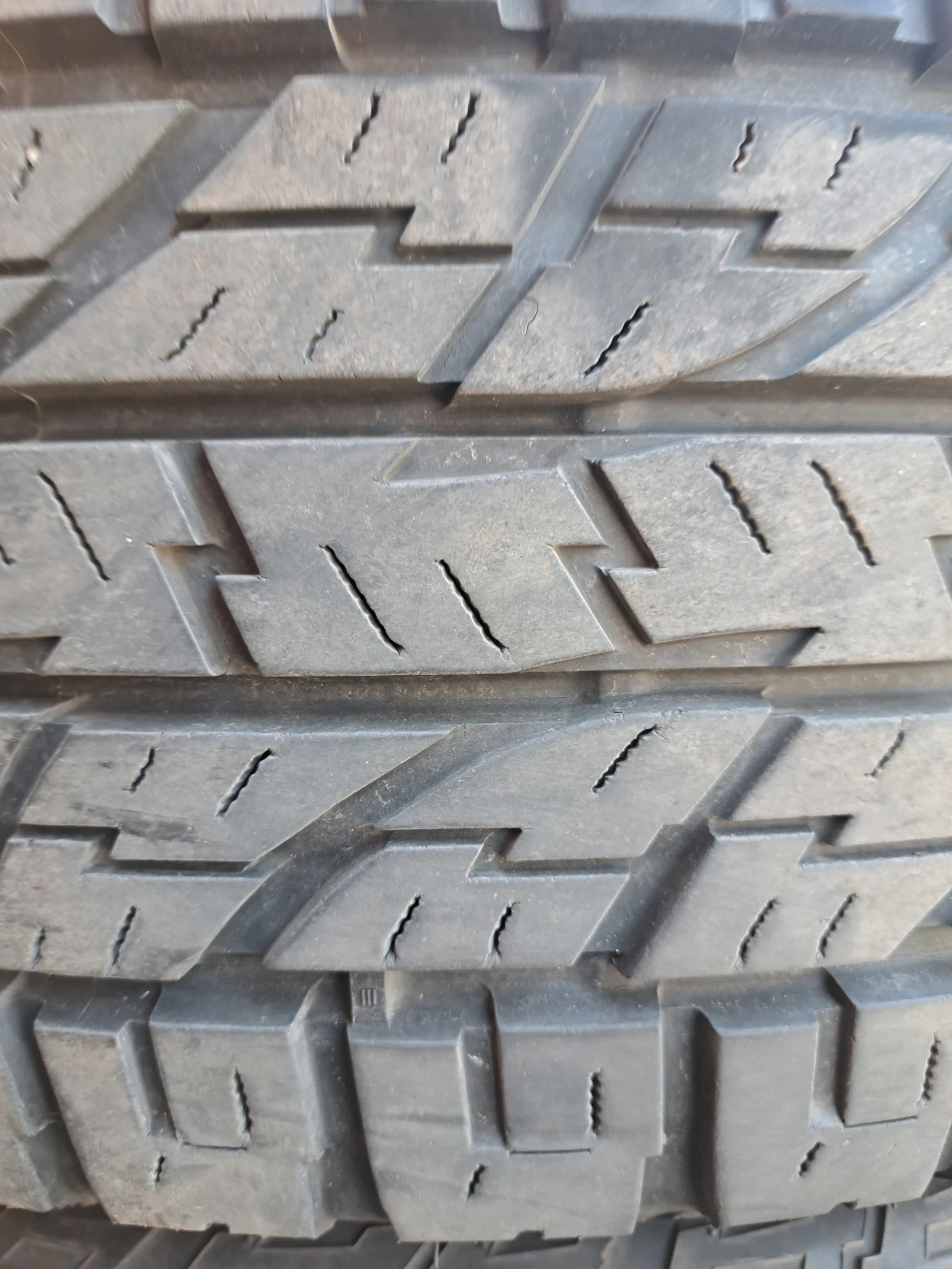 Гуми Всесезонни 325/60R20, снимка 2 - Гуми и джанти - 54885529