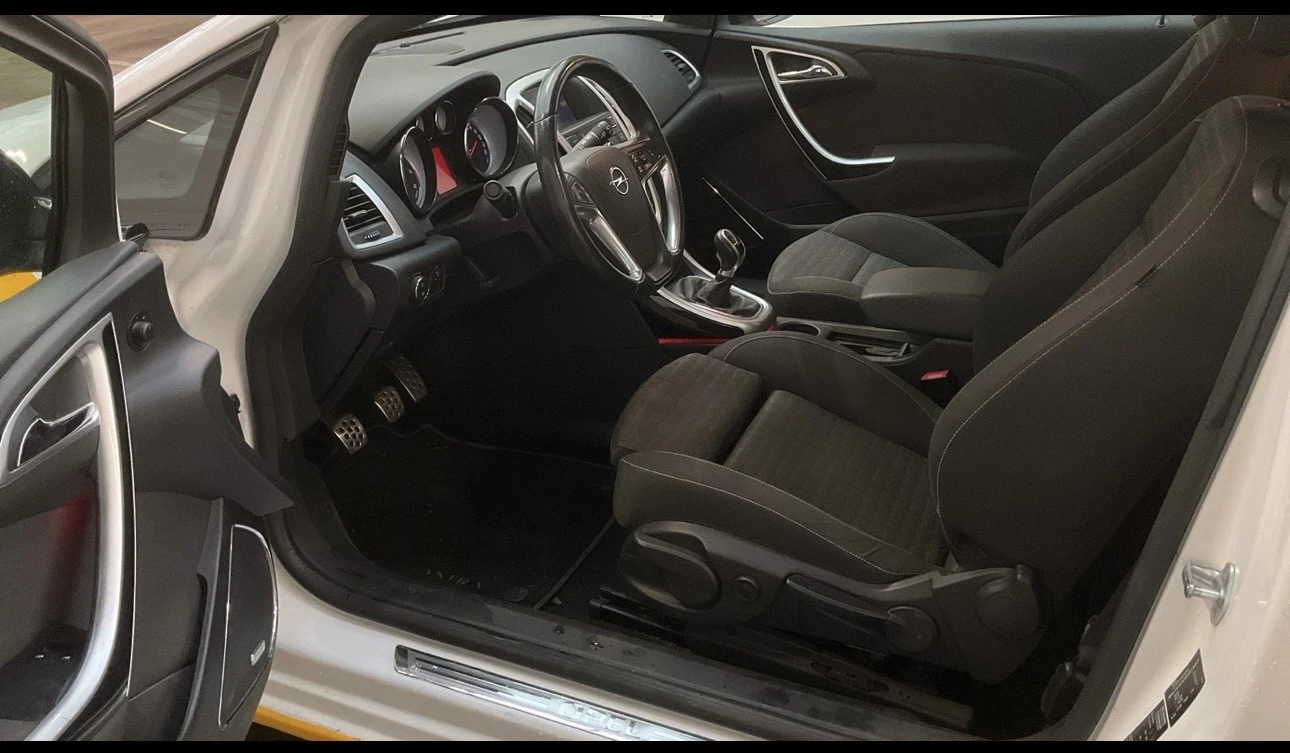 Opel Astra GTC 2.0 CDTI ECOFLEX START/STOP, снимка 9 - Автомобили и джипове - 53886020