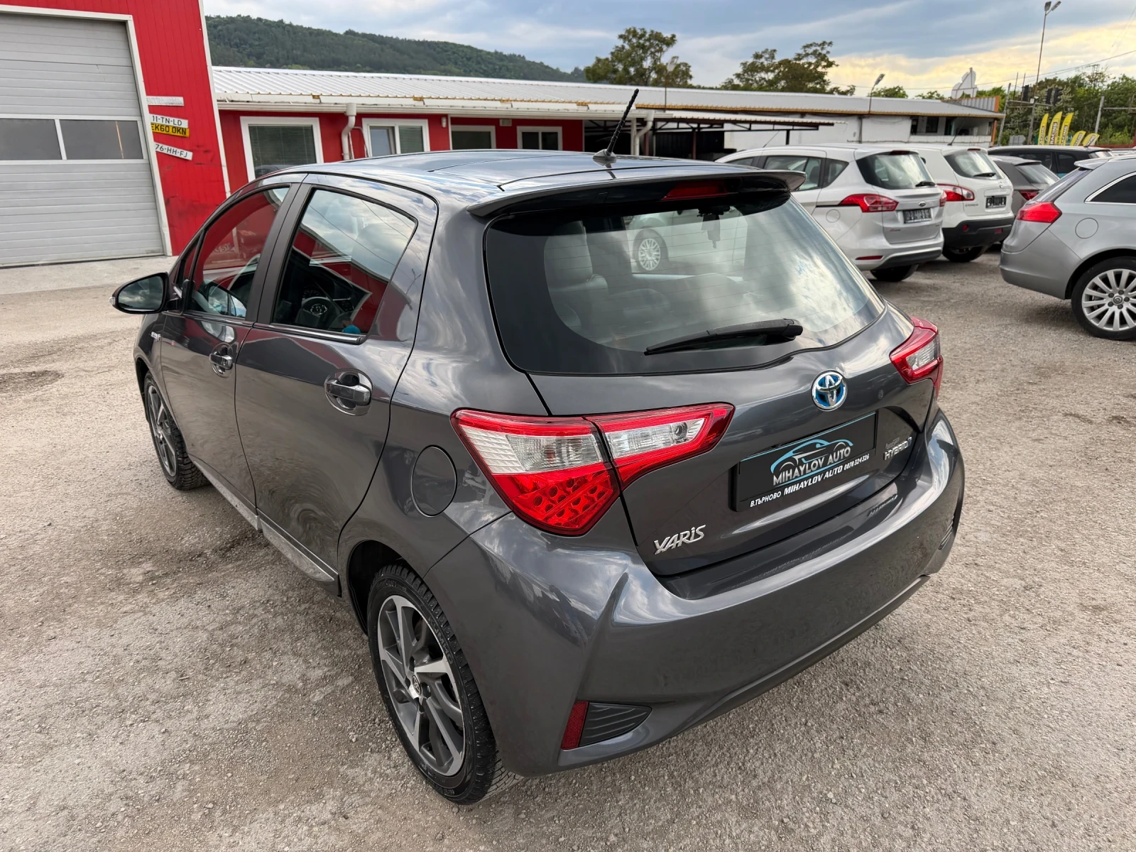 Toyota Yaris 1.5HYBRID 141 450KM/КОЖА/АЛКАТНТАРА/КАМЕРА/ПАНОРАМ, снимка 5 - Автомобили и джипове - 54567651