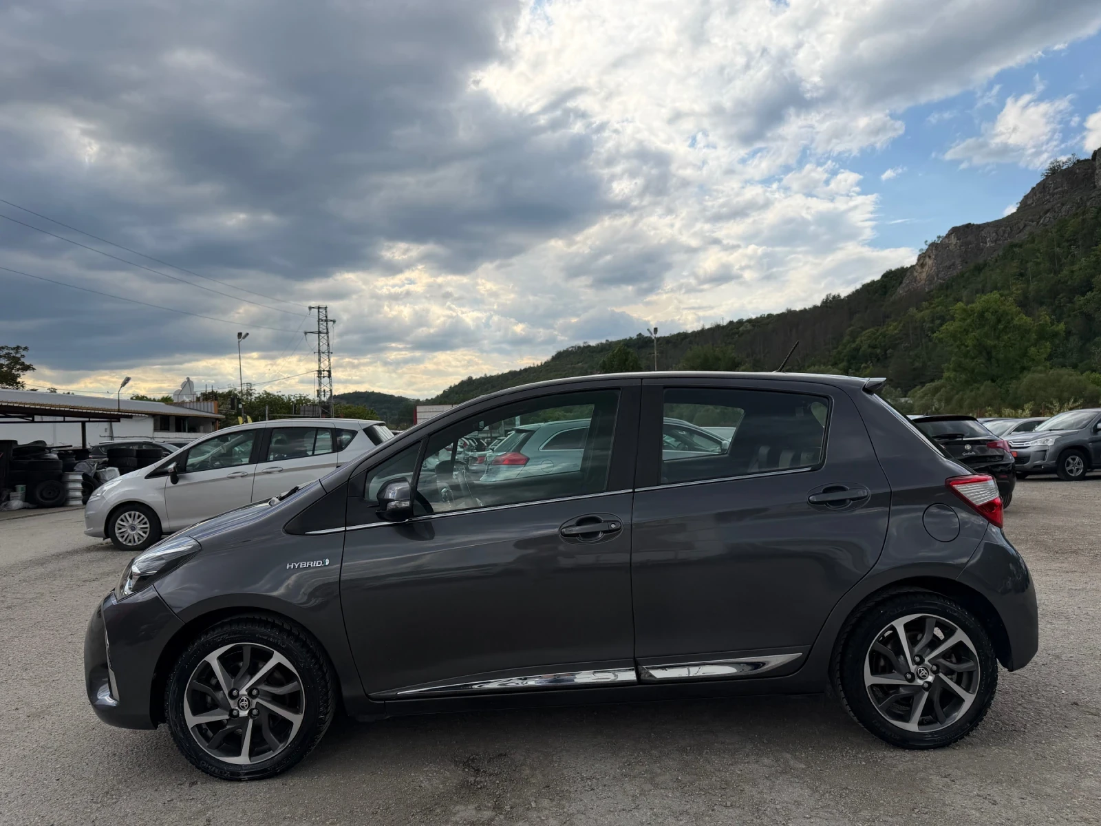 Toyota Yaris 1.5HYBRID 141 450KM/КОЖА/АЛКАТНТАРА/КАМЕРА/ПАНОРАМ, снимка 6 - Автомобили и джипове - 54567651