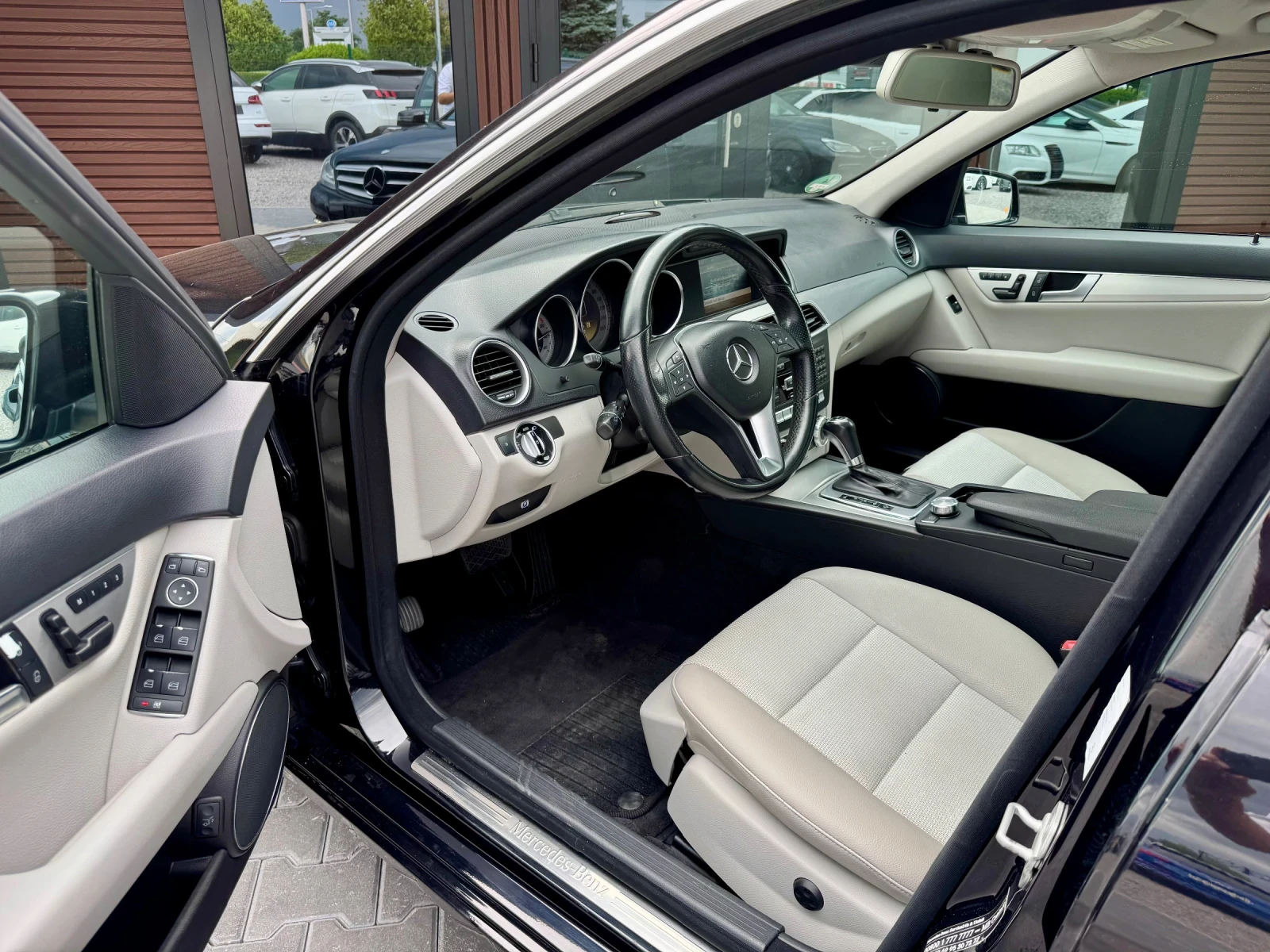 Mercedes-Benz C 250 Avangard* LaneAssist* Blindspot* Памет* Лизинг, снимка 8 - Автомобили и джипове - 54883195